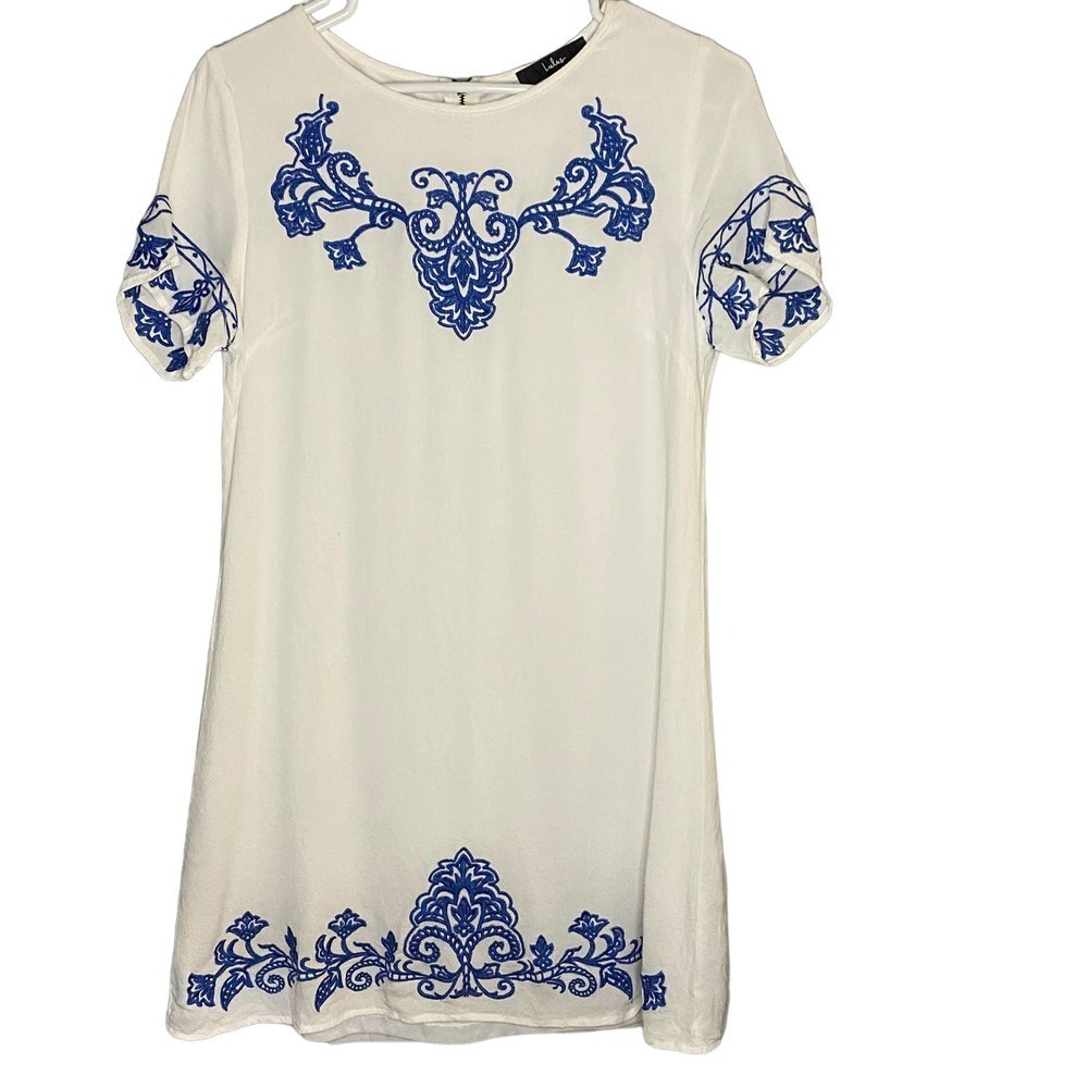 Lulu's Tale to Tell Blue and Ivory Embroidered Shift Dress Size Medium